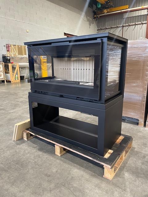 Stufa a legna raccordable 3 vitres avec bûcher - FIREMATIC Calgary - L 13.5 kW